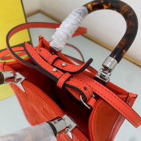 Новейшая мини-сумка для мобильного телефона FENDI с 3D-текстурой 
