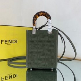 Новейшая мини-сумка для мобильного телефона FENDI с 3D-текстурой