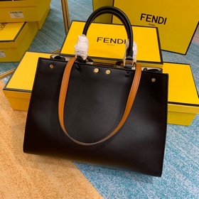 Новая сумка FENDI, модель： 674 Peekaboo X-Lite Лаконичный силуэт 