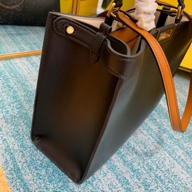 Новая сумка FENDI, модель： 674 Peekaboo X-Lite Лаконичный силуэт 