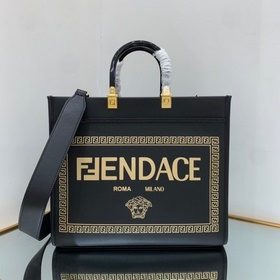 FENDI Средний размер, черная кожа Золотой ламинированный принт,