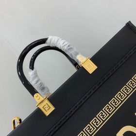 FENDI Средний размер, черная кожа Золотой ламинированный принт, 