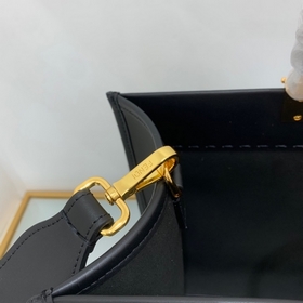 FENDI Средний размер, черная кожа Золотой ламинированный принт, 
