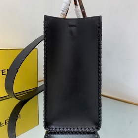 FENDI Черная сумка среднего размера с плетеными боковыми сторона