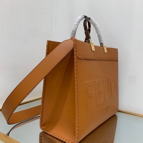 FENDI Сумка среднего размера из кожи с плетением по бокам в цвет