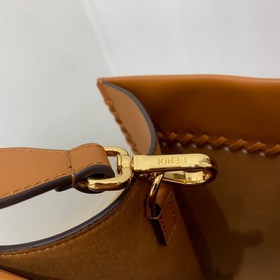 FENDI Сумка среднего размера из кожи с плетением по бокам в цвет