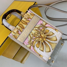FENDI Коллекция совместной работы. Я бы назвала эту коллекцию са