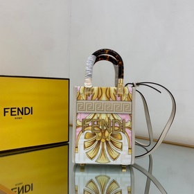 FENDI Коллекция совместной работы. Я бы назвала эту коллекцию са
