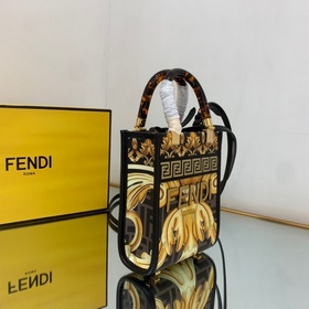 FENDI Коллекция совместной работы Я бы назвал эту коллекцию само