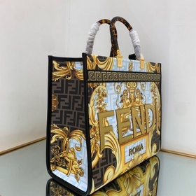 FENDI Совместная коллекция синим принтом. Я бы назвала это самым