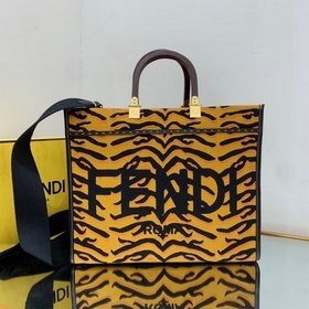 FENDI Сумка среднего размера из черной кожи с тисненым узором, и
