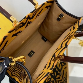 FENDI Сумка среднего размера из черной кожи с тисненым узором, и