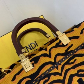 FENDI Сумка среднего размера из черной кожи с тисненым узором, и