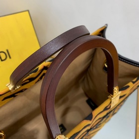FENDI Сумка среднего размера из черной кожи с тисненым узором, и
