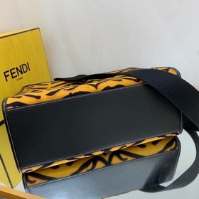 FENDI Сумка среднего размера из черной кожи с тисненым узором, и