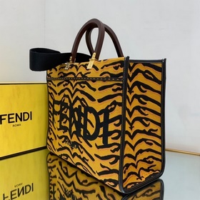 FENDI Сумка среднего размера из черной кожи с тисненым узором, и