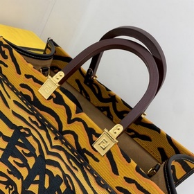 FENDI Сумка среднего размера из черной кожи с тисненым узором, и