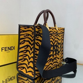 FENDI Сумка среднего размера из черной кожи с тисненым узором, и
