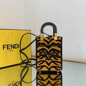 FENDI Мини-сумка из черной кожи с узором «шипок», изготовлена из