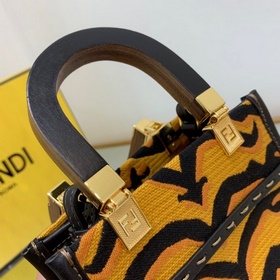 FENDI Мини-сумка из черной кожи с узором «шипок», изготовлена из