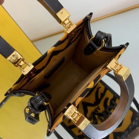 FENDI Мини-сумка из черной кожи с узором «шипок», изготовлена из