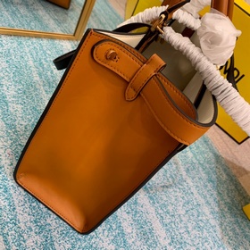 FENDI Новая сумка для покупок Артикул： 674 Сумка Peekaboo X-Lit