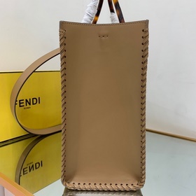 FENDI Сумка среднего размера из кожи с плетением по бокам в теле