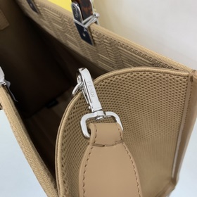 Новейшая сумка-тоут FF с 3D-текстурой из коллекции FENDI Изготовл
