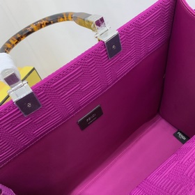 FENDI сумка-тоут из последней капсульной коллекции с 3D-текстурой