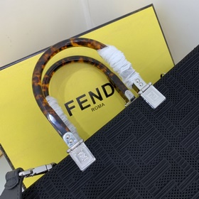 FENDI Тоут-баг, новейшая капсульная коллекция с 3D-текстурой FF И