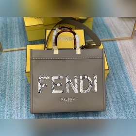 FENDI Новая модель маленькой сумки с плечевым ремнем Средний раз