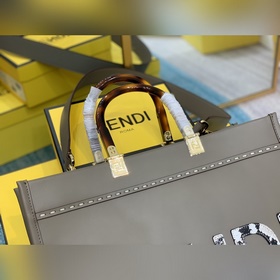 FENDI Новая модель маленькой сумки с плечевым ремнем Средний раз