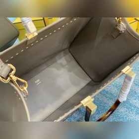 FENDI Новая модель маленькой сумки с плечевым ремнем Средний раз