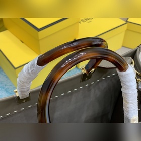 FENDI Новая модель маленькой сумки с плечевым ремнем Средний раз
