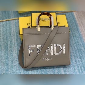 FENDI Новая модель маленькой сумки с плечевым ремнем Средний раз