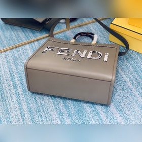 FENDI Новая модель маленькой сумки с плечевым ремнем Средний раз
