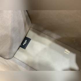 FENDI Новая модель маленькой сумки с плечевым ремнем Средний раз