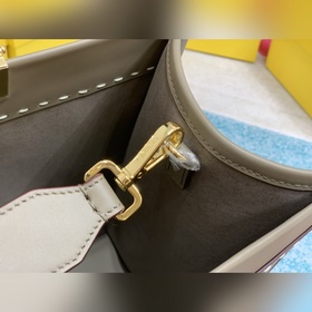 FENDI Новая модель маленькой сумки с плечевым ремнем Средний раз