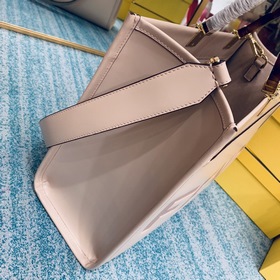 FENDI Сумка небольшого размера с плечевым ремнем Средняя сумка и