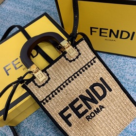 FENDI Сумка-бокс из слоновой кости змеиной кожи. Уникальная ручн