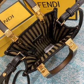FENDI Сумка-бокс из слоновой кости змеиной кожи. Уникальная ручн