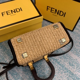 FENDI Сумка-бокс из слоновой кости змеиной кожи. Уникальная ручн