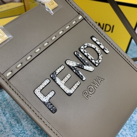 FENDI Сумка-бокс из слоновой кости змеиной кожи. Уникальная ручн