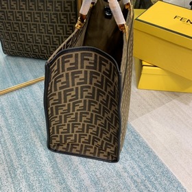 Средняя сумка FENDI с ручками, внутренним карманом на молнии, жес