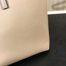 Новые товары FENDI 【SLOGO】 Очень вместительная сумка из телячьей 