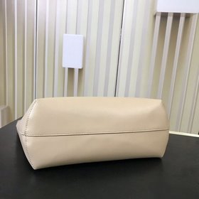 Новые товары FENDI 【SLOGO】 Очень вместительная сумка из телячьей 
