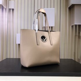 Новые товары FENDI 【SLOGO】 Очень вместительная сумка из телячьей 