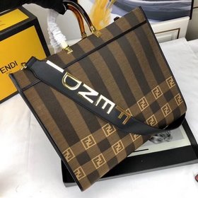 FENDI Сумка-шоппер из телячьей кожи с металлическим логотипом Стр
