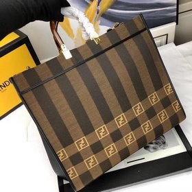 FENDI Сумка-шоппер из телячьей кожи с металлическим логотипом Стр