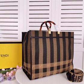 Специальный материал для сумки-тоут FENDI, представленной на пока